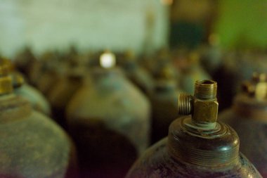 Gaz silindir. Tuğla duvarlı Oda. Karbondioksit üretim tesisi. Renksiz bir gaz. Gaz para çekme. Sanayi. Teknik gazlar üretimi için bitki. Metal konstrüksiyon.