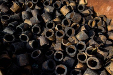 Metal Boru kesme. Boru kesme. Karbondioksit üretim tesisi. Renksiz bir gaz. Gaz para çekme. Sanayi. Teknik gazlar üretimi için bitki. Baca. Metal konstrüksiyon.