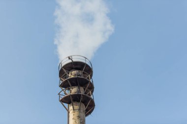 Karbondioksit üretim tesisi. Renksiz bir gaz. Gaz para çekme. Sanayi. Teknik gazlar üretimi için bitki. Baca. Metal konstrüksiyon.
