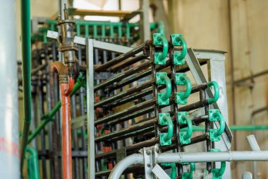 Metal boru. Karbondioksit üretim tesisi. Renksiz bir gaz. Gaz para çekme. Sanayi. Teknik gazlar üretimi için bitki. Metal konstrüksiyon.