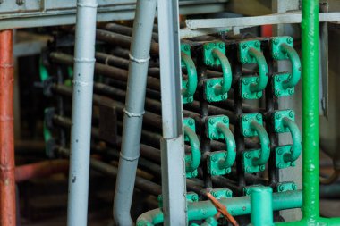 Metal boru. Karbondioksit üretim tesisi. Renksiz bir gaz. Gaz para çekme. Sanayi. Teknik gazlar üretimi için bitki. Metal konstrüksiyon.