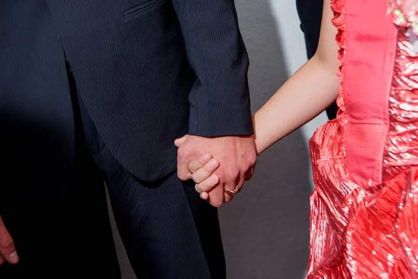 Мужчина Женщина Держатся Руки Любовью Отношения Романтика Женщина Красном Платье — стоковое фото