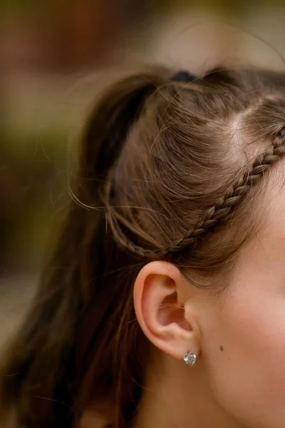 Meisje Kapsel Haren Gevlochten Een Draadantenne Schoonheid Staart Van Haar — Stockfoto