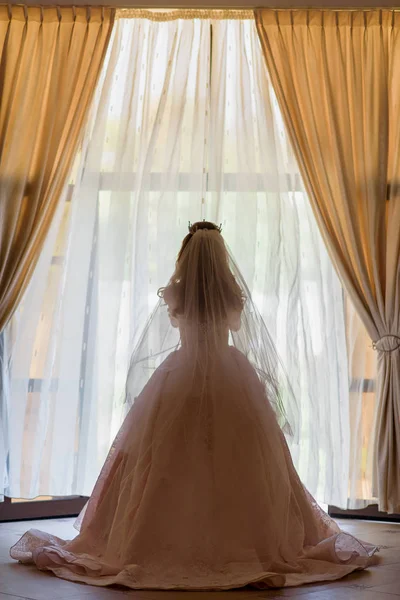 Невеста Белом Платье Подготовка Свадебной Церемонии Невеста Отступает Красивое Белое — стоковое фото