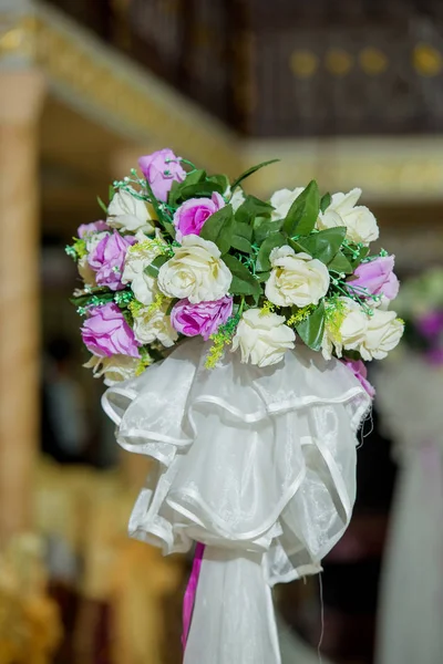 Dokonywanie Świeżych Kwiatów Ceremonii Ślubnej Serwujemy Weselne Zastawa Stołowa Bukiet — Zdjęcie stockowe