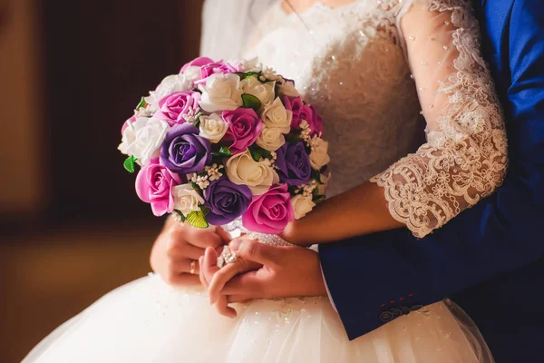 Cerimônia Casamento Marido Mulher Noiva Está Segurando Buquê Casamento Vestido — Fotografia de Stock