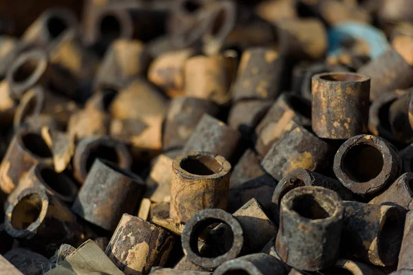 Metal Boru kesme. Boru kesme. Karbondioksit üretim tesisi. Renksiz bir gaz. Gaz para çekme. Sanayi. Teknik gazlar üretimi için bitki. Baca. Metal konstrüksiyon.