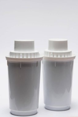 Su filtresi. Filtre sürahi için yedek kartuş. Su arıtma cihazı. Ev uygulaması için su arıtma modülü tasarımı. Filtre sürahi. Filtre kartuşunun gövdesi.