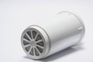 Su filtresi. Filtre sürahi için yedek kartuş. Su arıtma cihazı. Ev uygulaması için su arıtma modülü tasarımı. Filtre sürahi. Filtre kartuşunun gövdesi.