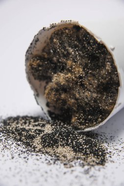 Su filtresini kes. Granül kömür. İyon değişimi reçine. Filtre sürahi için yedek kartuş. Filtre sürahi. Filtre kartuşunun içi. Yoğun fiber.