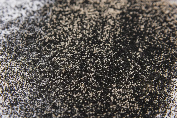 カートリッジを水のために切ってください 粒状石炭 イオン交換樹脂 フィルターピッチャー フィルターカートリッジの内側 造粒炭と樹脂の質感 — ストック写真