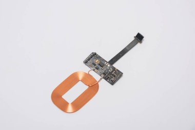 Elektrik Iç. Kablosuz şarj edilmiş. Bakır bobin. Gadget 'ları onarın. Kablosuz şarj işleminin içinde ne var.