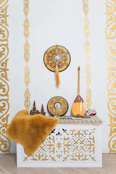 Zlaté Ozdoby Bílých Stěnách Dekorativní Kůže Dvoustrunný Kazašské Národní Hudební — Stock fotografie