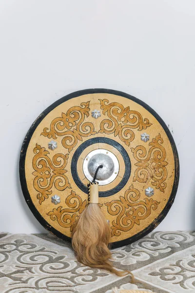 Escudo Decorativo Medieval Cazaque Amuleto Escudo Materiais Naturais Parede Branca — Fotografia de Stock