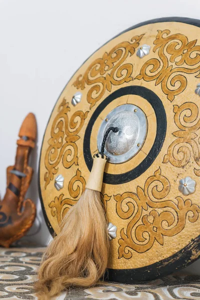 哈萨克民族主体 白色墙壁上的金饰 羊皮装饰 用于储存饮料的皮革容器 哈萨克中世纪盾牌 有图案的木制胸部 — 图库照片