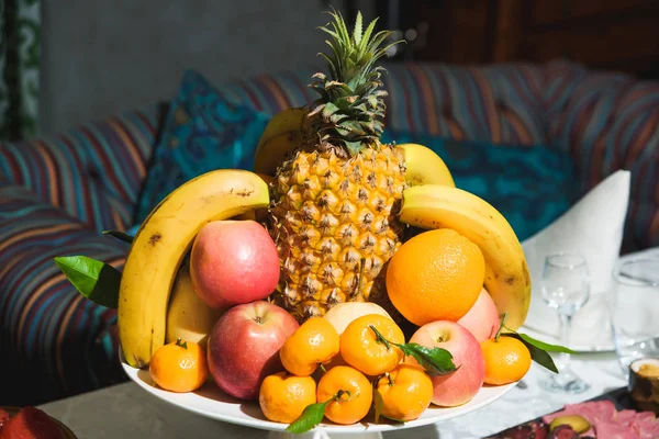 Frukt Stor Bricka Ananas Bananer Och Tangeriner Festlig Bords Miljö — Stockfoto