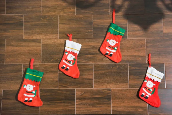 Calcetines Rojos Navidad Sobre Fondo Pared Madera Interior Habitación Decoración — Foto de Stock