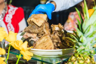 Geleneksel kazak yemeği kuzu. Kuzu kızartma. Et yemek. Festival Tablo ayarı. Meyve. Taze çiçekler ile masa dekor. Konuklar masada. Tabaklar. Sofra takımı.