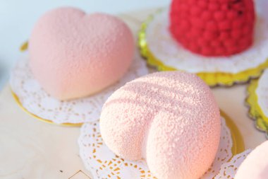 Doğum günü kızı 16 yaşındaki. Çikolata. Tatlı. Kek. Tatlı hamur işleri. Photo Zone'a. Doğum günü. Olay. Doğum günün için çikolata. clairs krema ile.