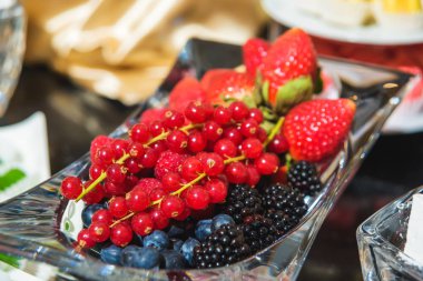 Festival Tablo ayarı. Furshet. Kanepe. Çilek yemek. Çilek ve ahududu. Frenk üzümü. BlackBerry. Yaban mersini. Cam levha.