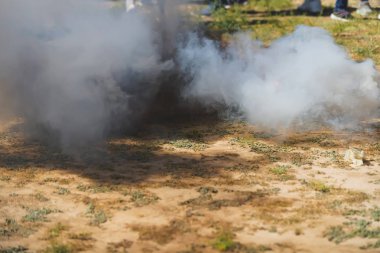 Başlangıç duman için piroteknik anlamına gelir. Duman el bombası. Duman bombası siyah. Gri duman. Doku duman. Duman alanı. Yangın. Piroteknik.