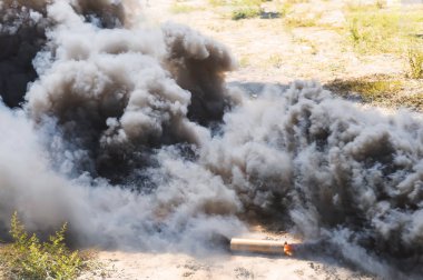 Başlangıç duman için piroteknik anlamına gelir. Duman el bombası. Duman bombası siyah. Gri duman. Doku duman. Duman alanı. Yangın. Piroteknik.