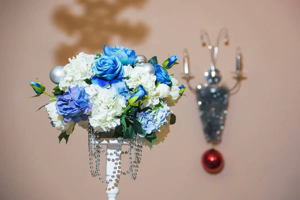 Fiori Blu Bianchi Vaso Lampada Parete Decorata Con Fili Argento — Foto Stock