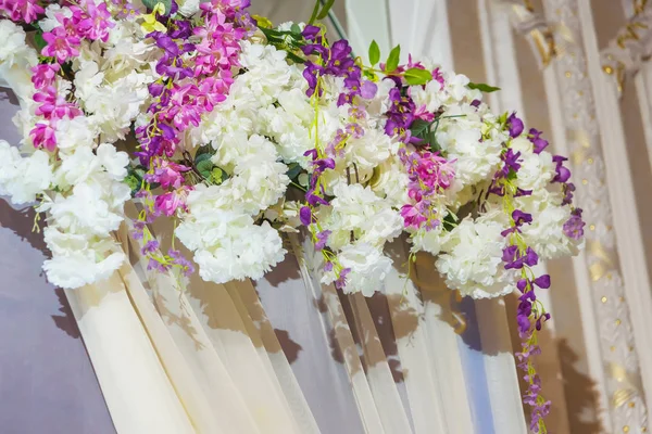 Wesele Kwiatowy Wystrój Ozdoba Święta Świeżymi Kwiatami Ceremonii Ślubnej Białe — Zdjęcie stockowe