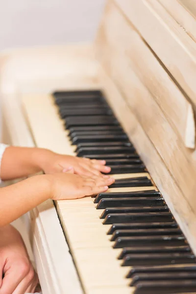 Piano Clássico Retro Instrumento Musical Branco Chaves Pretas Brancas Mãos — Fotografia de Stock