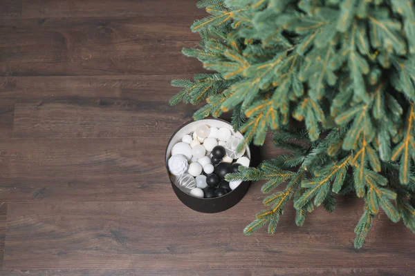 Árbol Navidad Linóleo Forma Laminado Caja Redonda Negra Con Decoraciones — Foto de Stock