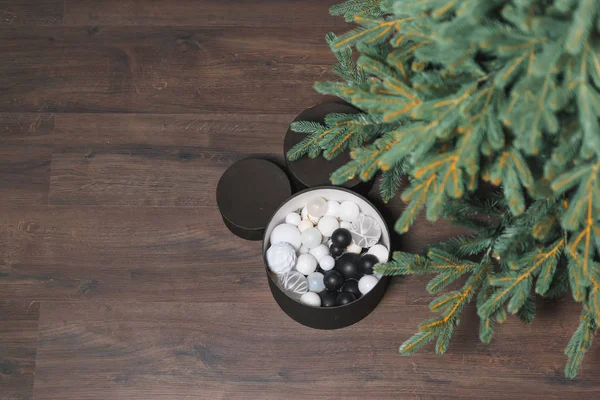 Árbol Navidad Linóleo Forma Laminado Caja Redonda Negra Con Decoraciones — Foto de Stock