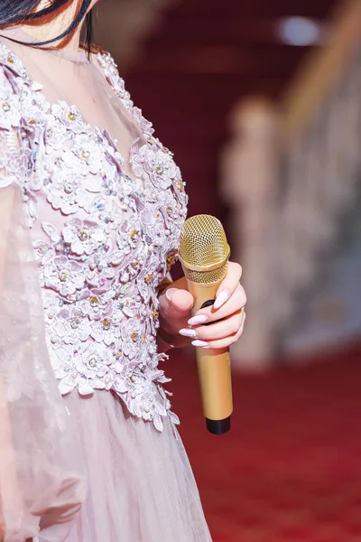 Meisje Met Een Microfoon Haar Hand Zonder Gezicht Gouden Microfoon — Stockfoto