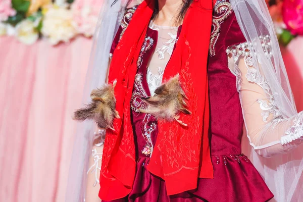 結婚式 結婚式 新鮮な花で装飾 カザフ民族衣装の花嫁 カザフ伝統の結婚式 ドレスはバーガンディ色です — ストック写真