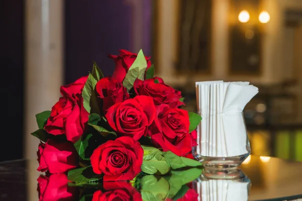 Святкова Обстановка Столу Фуршет Букет Червоних Троянд Свіжі Квіти Скляний — стокове фото