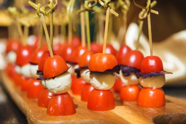 Fiestas Mesa Festiva Furshet Canapé Snacks Palitos Pequeños Bocadillos Canapés — Foto de Stock