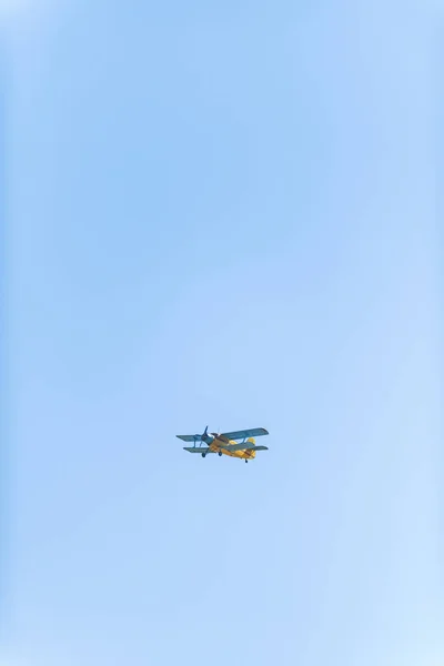 青い空 農業の航空機 晴れた日 緑の葉を持つ木 青い翼を持つ黄色の平面 — ストック写真