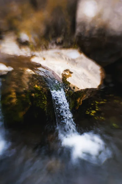 Une Petite Cascade Montagne Grands Rochers Pavés Jet Eau Mousse — Photo