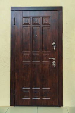 Giriş kapısı, bir peephole. Kahverengi metal giriş kapısı. Güvenilir bir mekanizma ile harici kapı. Anahtarlar anahtar deliğinde. Ev güvenliği