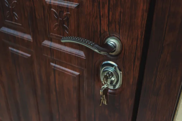Ключи Дверном Замке Коричневая Металлическая Дверь Внешняя Дверь Надежным Механизмом — стоковое фото