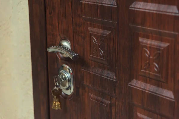 Κλειδιά Στην Κλειδαριά Της Πόρτας Καφέ Μεταλλική Πόρτα Εισόδου Εξωτερική — Φωτογραφία Αρχείου