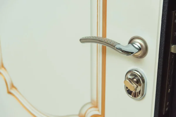 Knoflík Dveřích Klasický Design Vnitřních Dveří Zamykání Bílé Dveře Zlatou — Stock fotografie