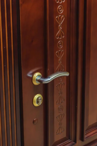 Entrance Wooden Door Metal Handle Keyhole Texture Wood Surface Varnished — Stock Photo, Image