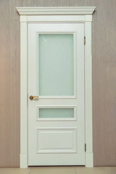 White door. The classic design of the interior door. Modern door with a platband and glass. — Stock Image White Door Classic Design Interior Door Modern Door Platband Glass Stock Image