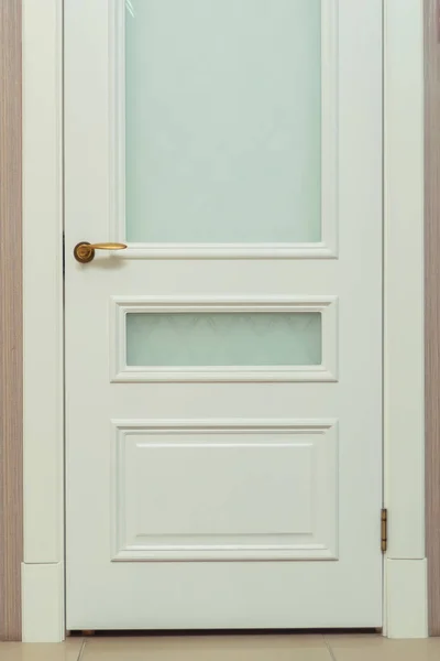 White door. The classic design of the interior door. Modern door with a platband and glass. — Stock Image White Door Classic Design Interior Door Modern Door Platband Glass Stock Picture