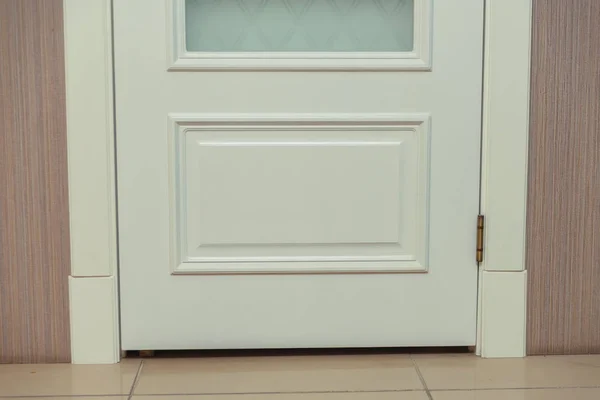White door. The classic design of the interior door. Modern door with a platband and glass. — Stock Image White Door Classic Design Interior Door Modern Door Platband Glass Royalty Free Stock Images