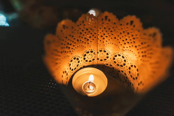 Ένα Μικρό Κερί Μια Διακοσμητική Άσπρη Κατσαρόλα Κάψιμο Κεριού Στο — Φωτογραφία Αρχείου