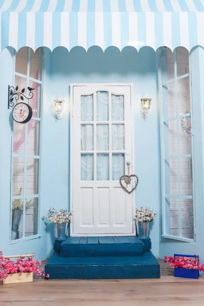Spring Photo Zone White Door Metal Lamps Wall Blue Steps — Stock Photo, Image