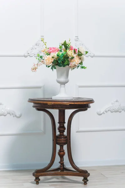 Bouquet Roses Flowers White Vase Room Decor Plants Stucco Work — Stock Photo, Image