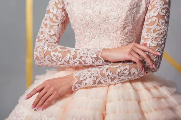 哈萨克斯坦国家婚纱 女孩的手蕾丝面料 蓬松的裙子连衣裙 织物上的装饰品和刺绣 粉红色的裙子哈萨克新娘的传统服饰 — 图库照片