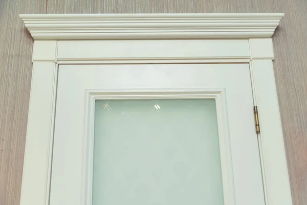 White door. The classic design of the interior door. Modern door with a platband and glass. — Stock Image White Door Classic Design Interior Door Modern Door Platband Glass Stock Photo